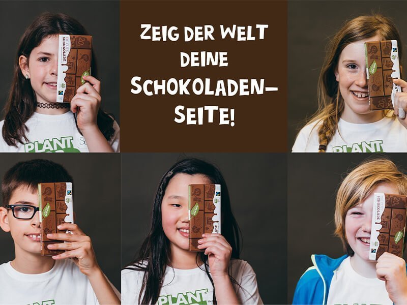 fünf Kinder halten sich Schokolade vor ihre Gesichtshälfte